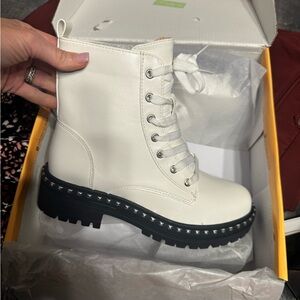 Stylish White Lace-Up Women's Boots